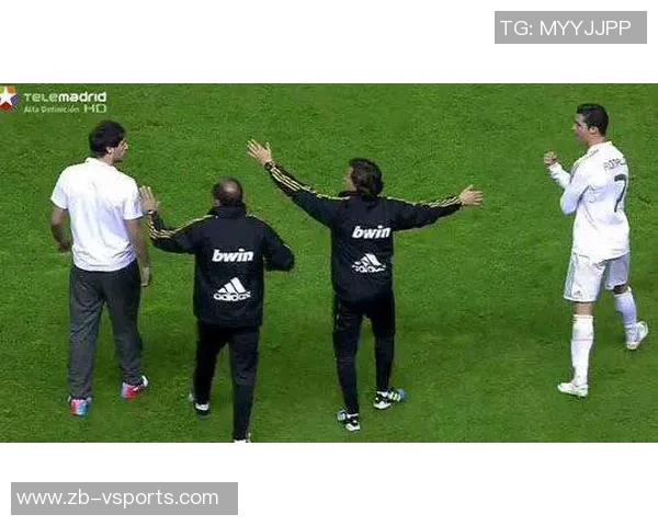 卢宁亏麻了?姆巴佩赛前手捧欧洲金靴奖和皇马全队合影